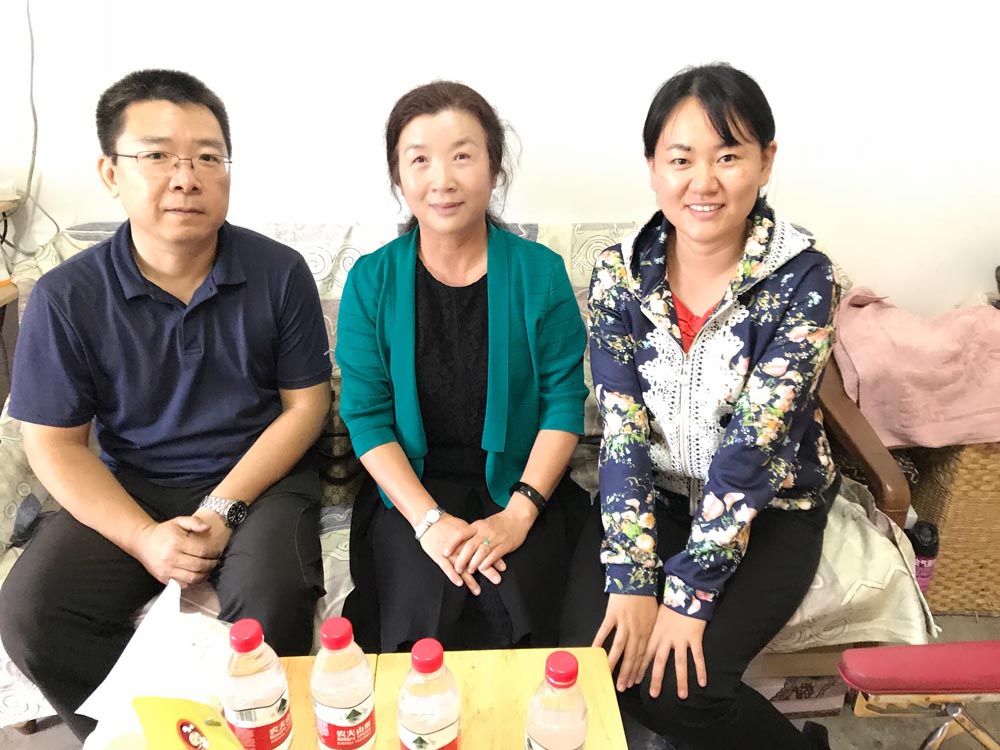 二龙路医院党委为援蒙干部秦勤送去国庆祝福.jpg 二龙路医院党委为援蒙干部秦勤送去国庆祝福.jpg