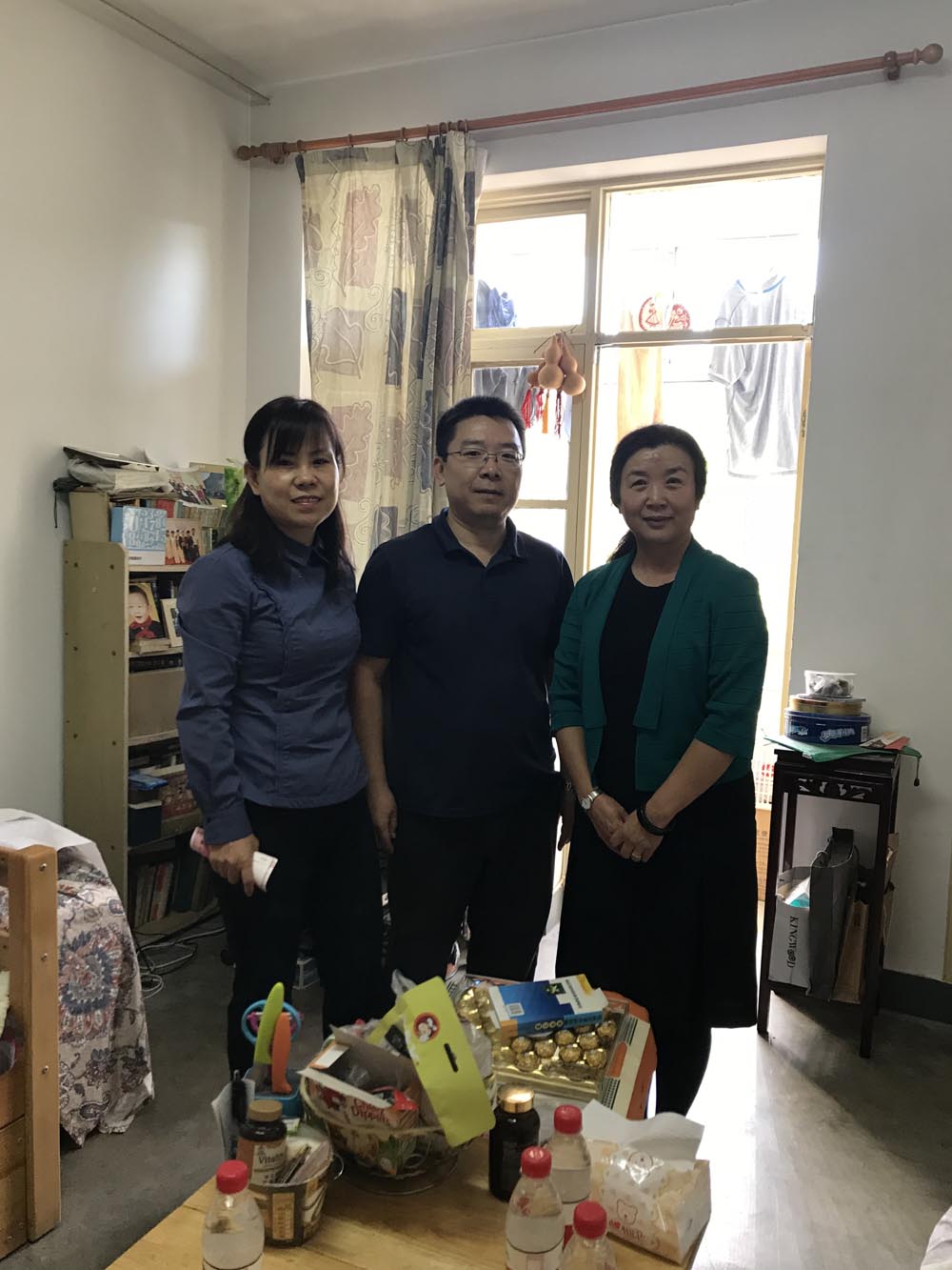 二龙路医院党委为援蒙干部秦勤送去国庆祝福1.jpg 二龙路医院党委为援蒙干部秦勤送去国庆祝福1.jpg