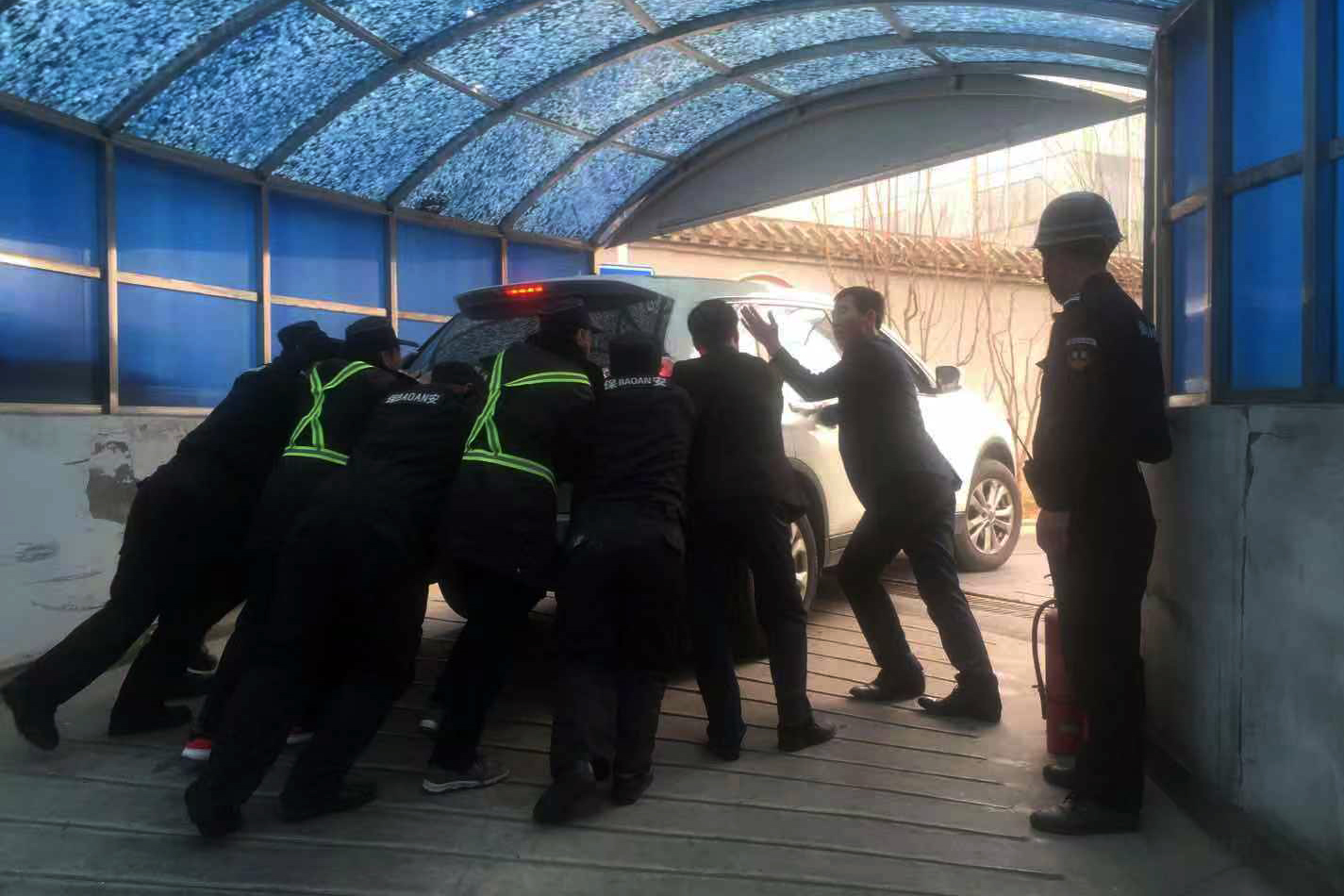 车辆漏油.jpg 车辆漏油.jpg