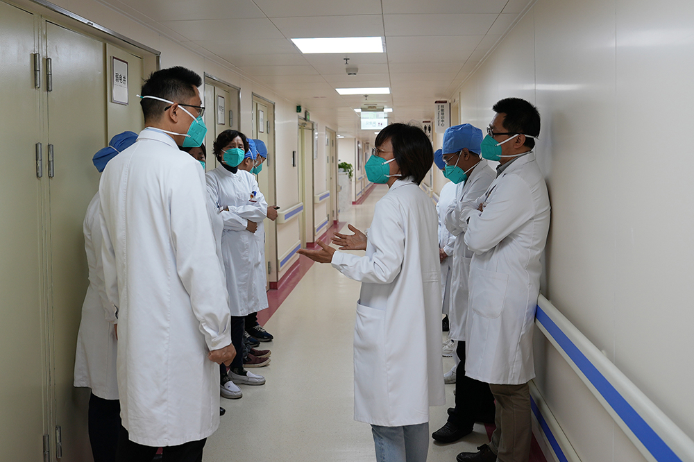参观病房.jpg