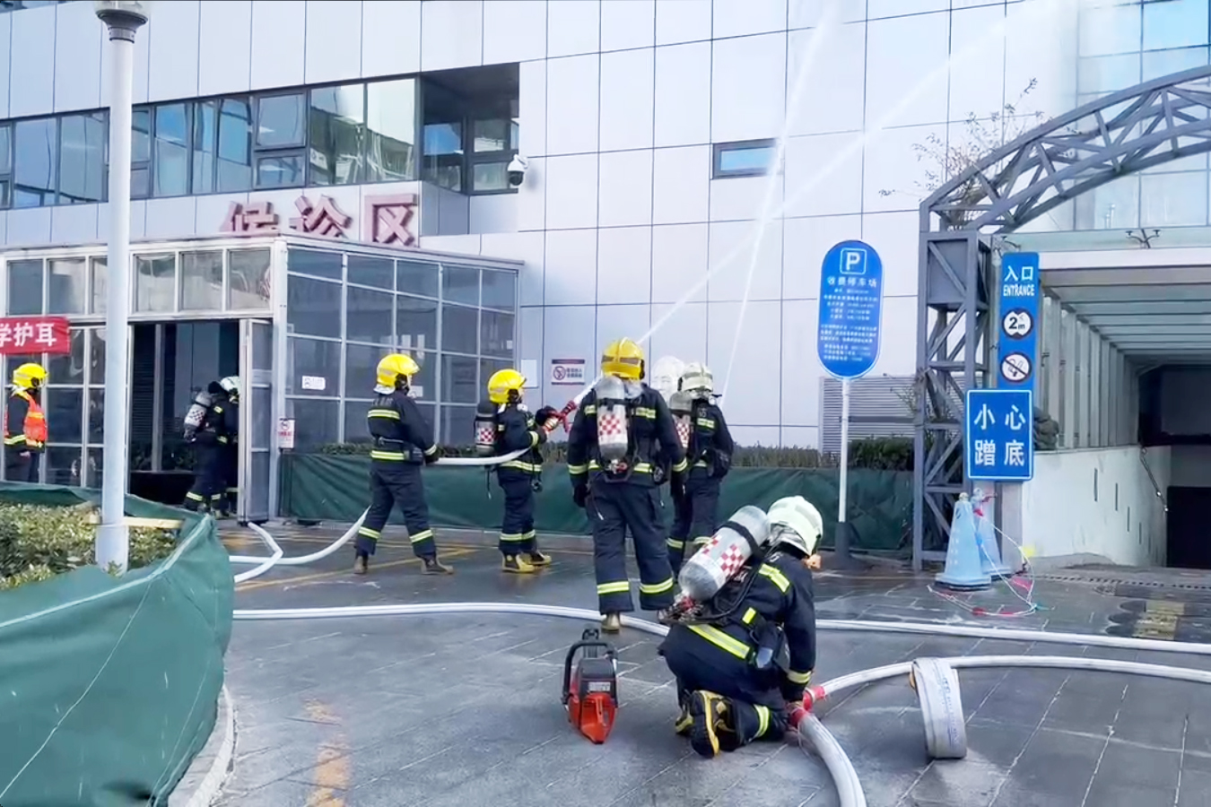 消防队员灭火1.jpg 消防队员灭火1.jpg