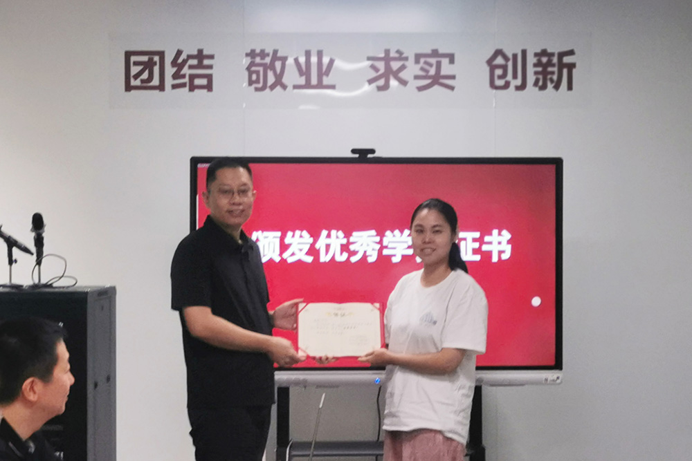 1颁发结业证书.jpg 1颁发结业证书.jpg